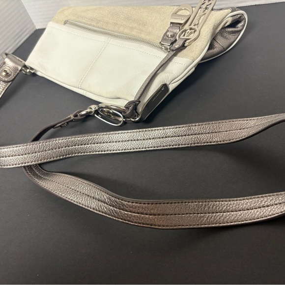 B MAKOWSKY METALLIC SILVER SOFT LEATHER HOBO STYLE HANDBAG - A8 - Picture 6 of 11